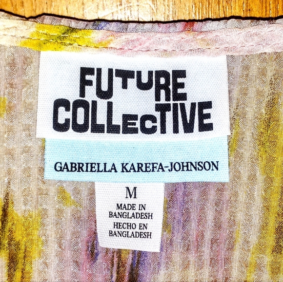 FUTURE COLLECTIVE Floral Print 3/4 Sleeve V-Neck Wrap Top- MEDIUM - Picture 2 of 2